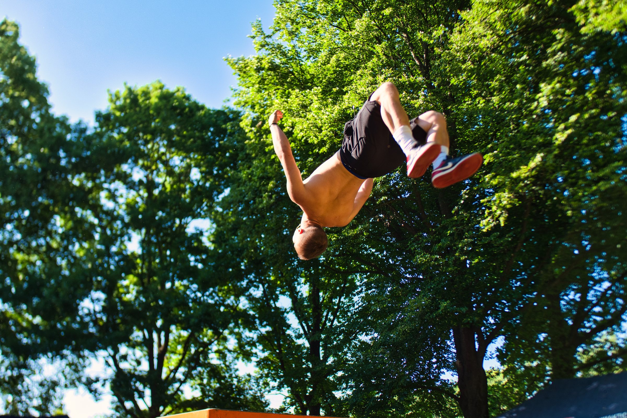 Salto vysoko ve vzduchu při vystoupení pod širým nebem