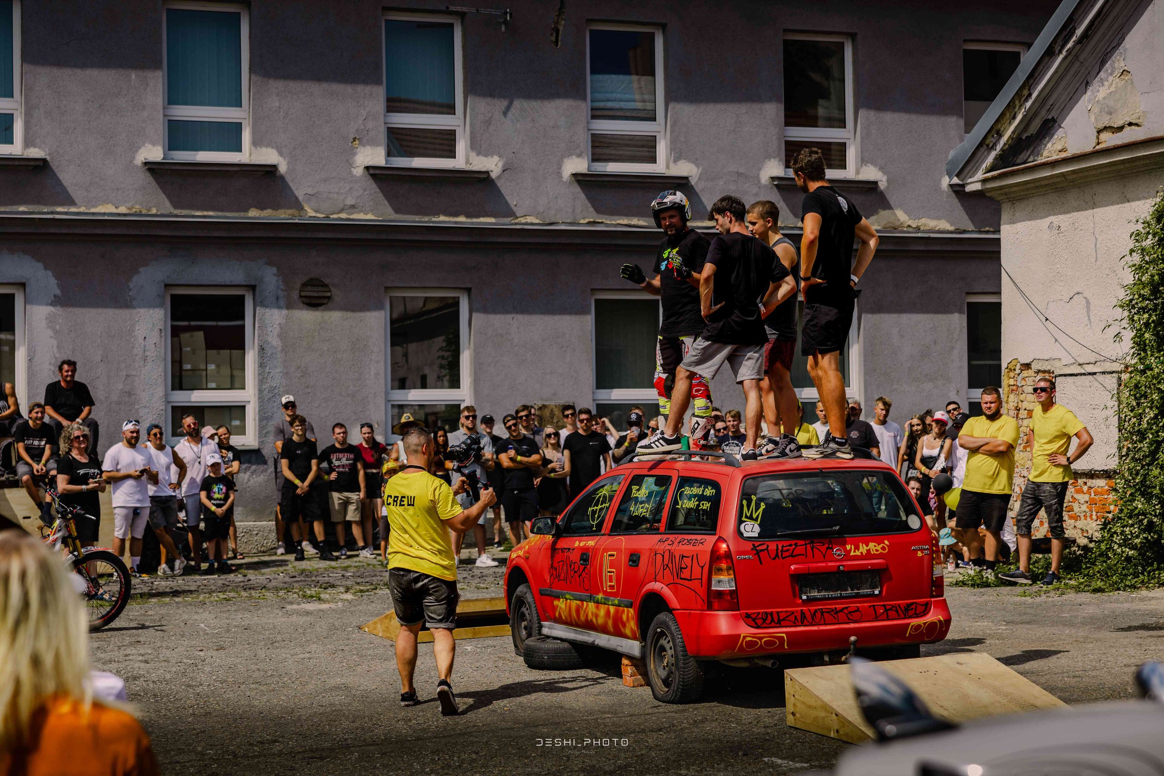 Členové Air Tribe na střeše auta při vystoupení na venkovní akci