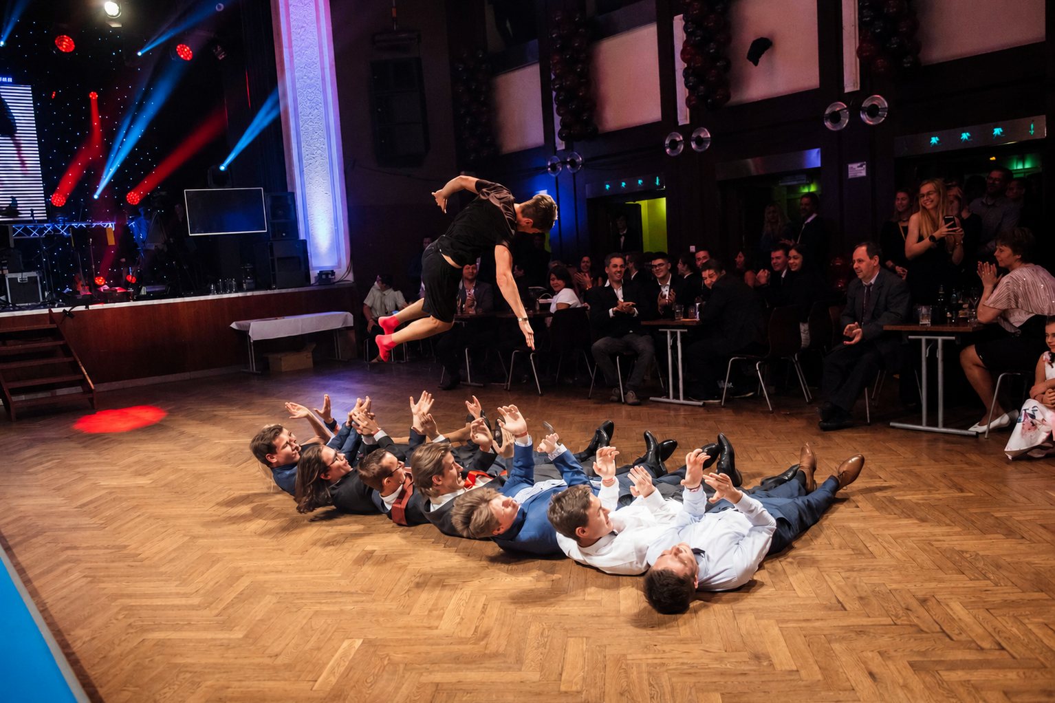 Salto přes řadu ležících hostů na večerní akci