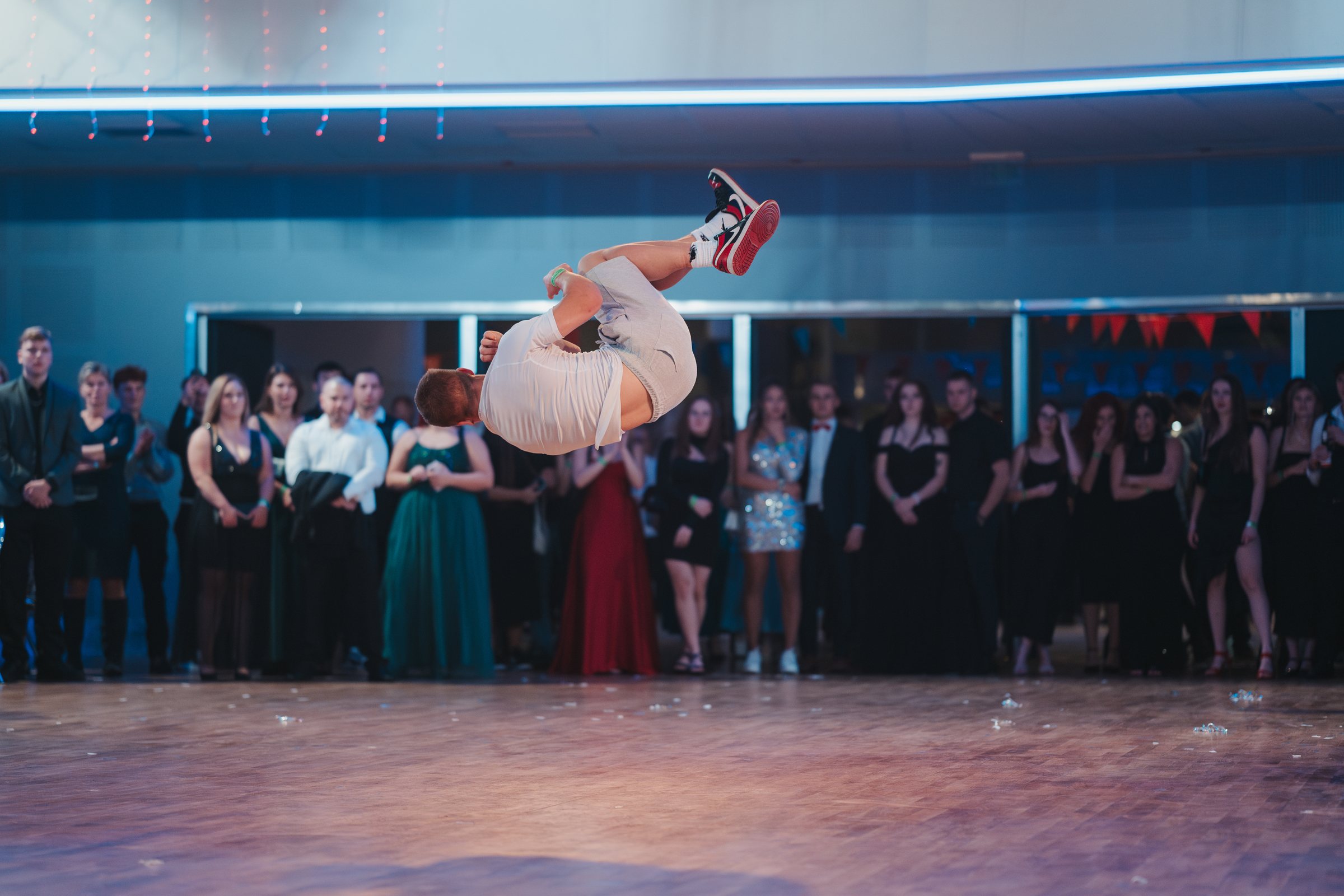 Salto před diváky na maturitním plese