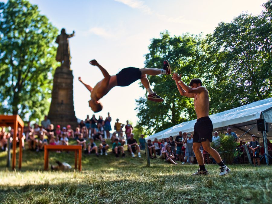 Salto do chytu parťáka při vystoupení na letní slavnosti
