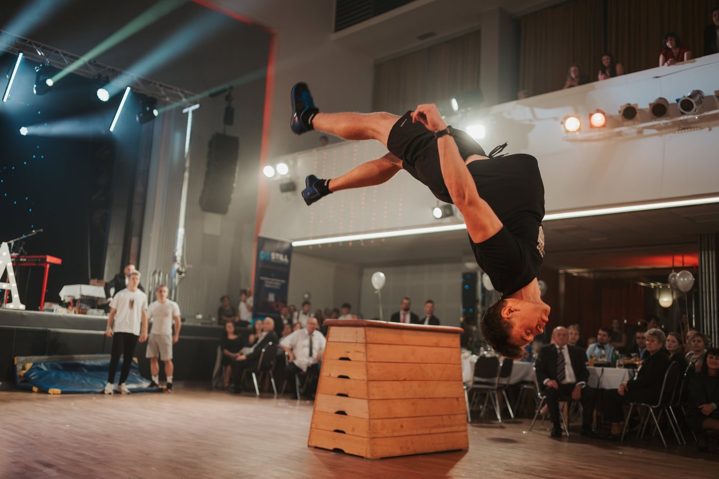 Salto přes bednu při vystoupení ve společenském sále