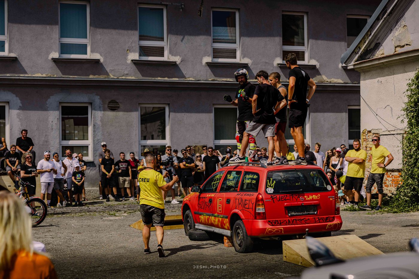 Pyramida na střeše auta při vystoupení na srazu