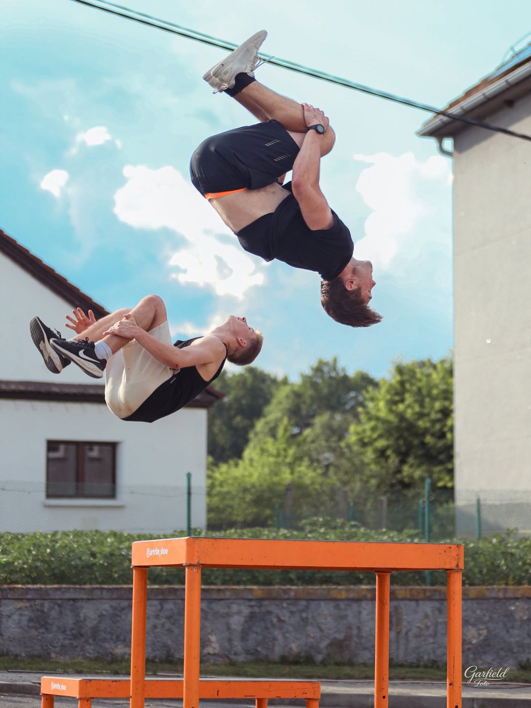 Salto přes stůl při vystoupení na ulici