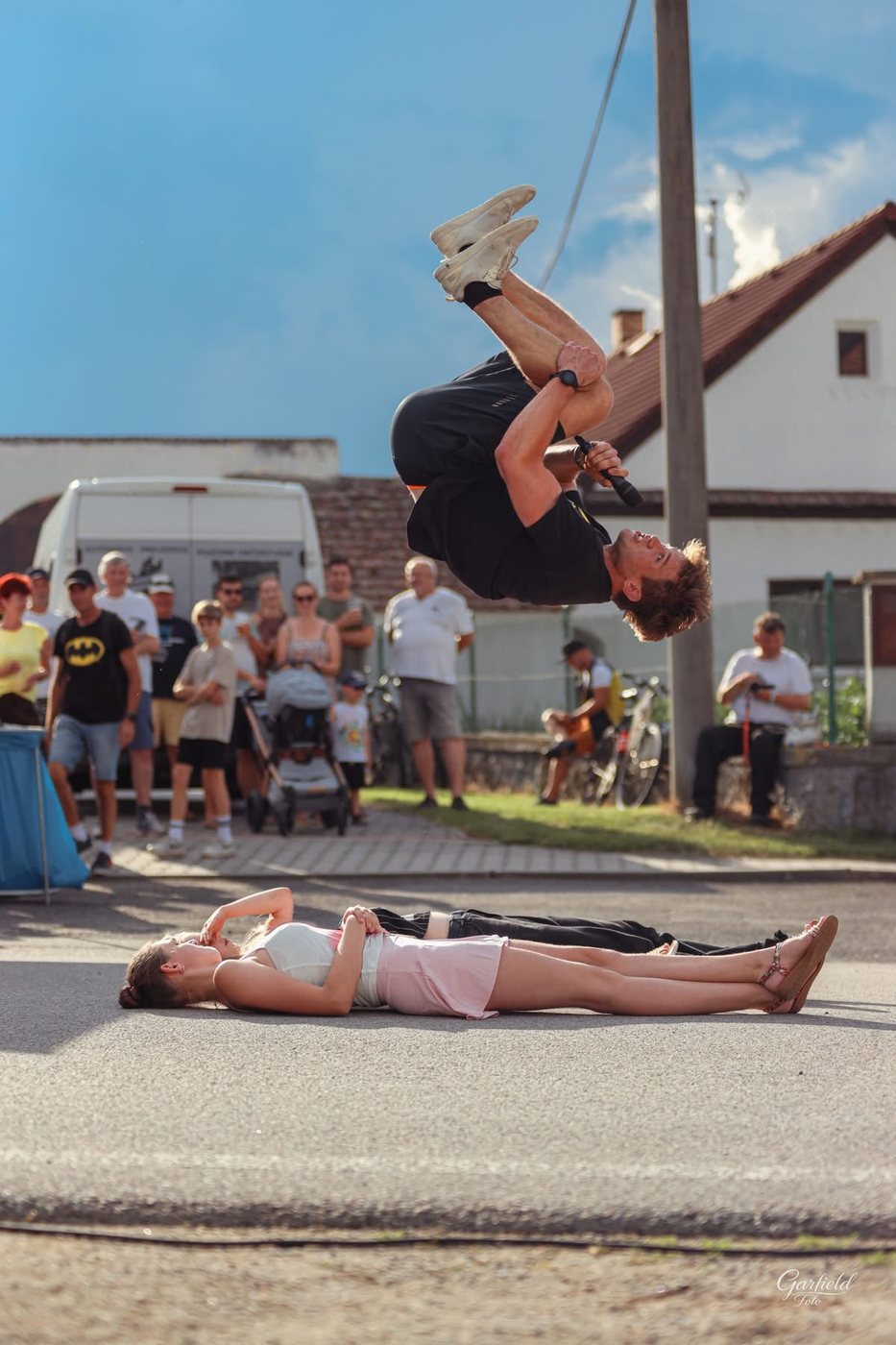 Salto nad ležícím kolegou při vystoupení na ulici
