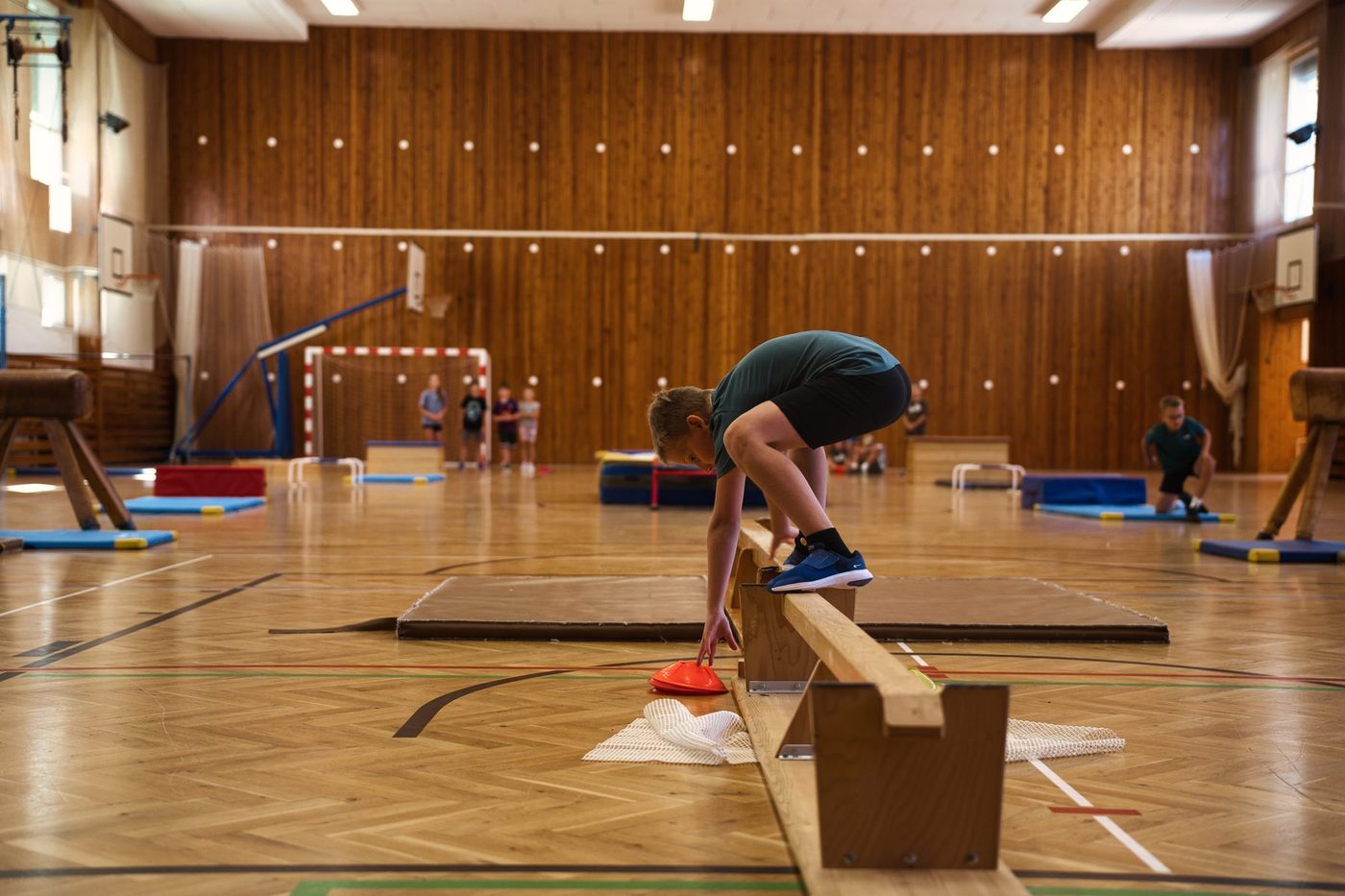 Nácvik parkouru na workshopu v tělocvičně