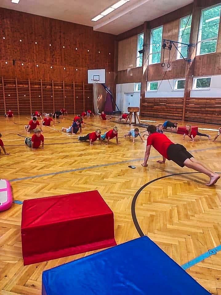 Rozcvička s dětmi na workshopu v tělocvičně